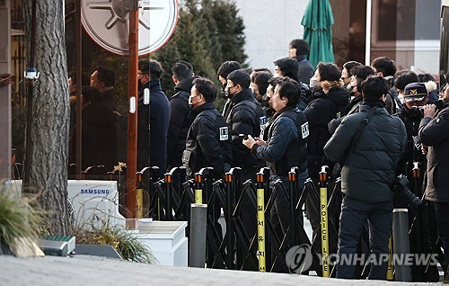 윤석열 대통령에 대한 체포영장 집행에 나선 고위공직자범죄수사처 수사관들이 3일 서울 한남동 대통령 관저 입구를 통과해 진입하고 있다. [연합뉴스]